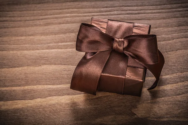 Envase de regalo brillante en caja — Foto de Stock