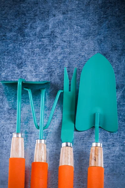 Outils de jardinage sur surface métallique rayée — Photo