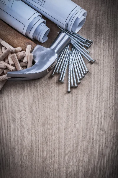 Чертежи молотка деревянные шнурки и гвозди — стоковое фото