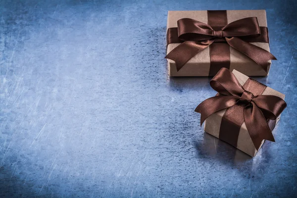 Hediye kutuları kahverengi yay ile boşaltmak