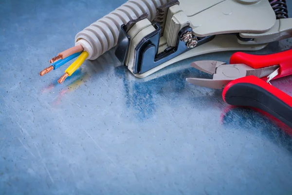 Elektrik kablolar, kablo kesiciler ve striptizci