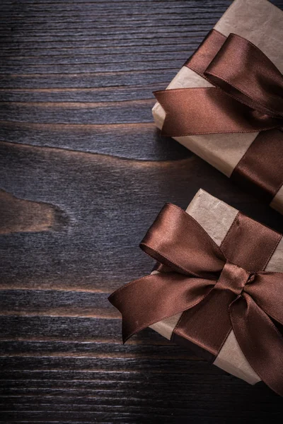 Giftboxes met bruin linten op houten bord — Stockfoto