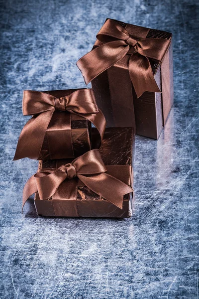 Giftboxes ile berabere kalan yay sarılmış