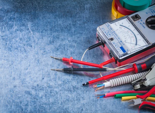 Metalik arka plan üzerinde elektrik Makaleler