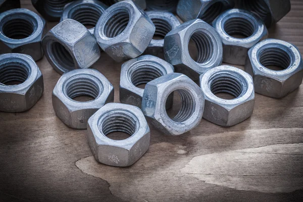 Högen av stål gängade konstruktion nötter — Stockfoto