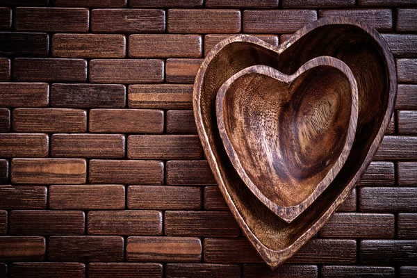 Cuencos en forma de corazón en lugar de madera —  Fotos de Stock