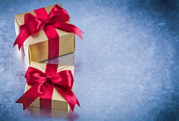 Packed golden gifts with red bows — Stock Photo, Image