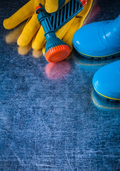 Leder-Schutzhandschuhe und Wassersprüher — Stockfoto