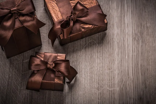 Geschenke in glitzerndes zerknülltes Papier gewickelt — Stockfoto