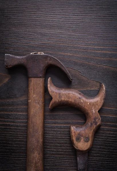 Σκουριασμένο handsaw και σφυρί νύχι — Φωτογραφία Αρχείου