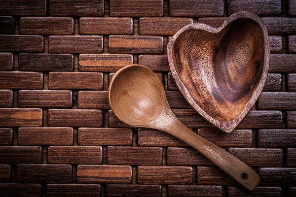 Set heartshaped houten kom en lepel — Stockfoto