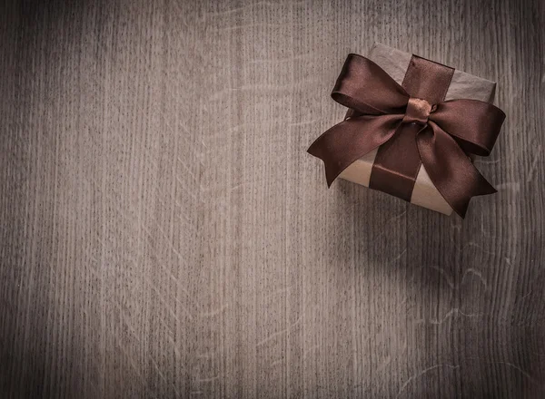 Caja de regalo vintage sobre tabla de madera — Foto de Stock