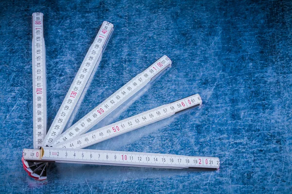 Medidor de madera sobre fondo metálico rayado — Foto de Stock