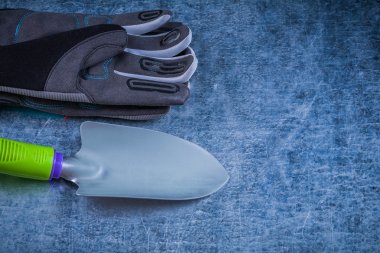 üzerinde çizik metal metal maça koruyucu eldivenler