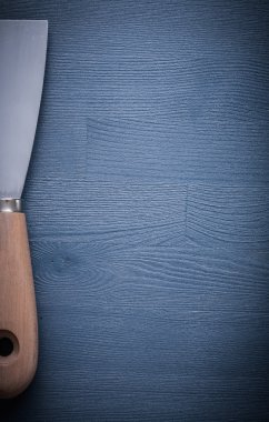 kazıyıcı mavi ahşap tahta üzerinde