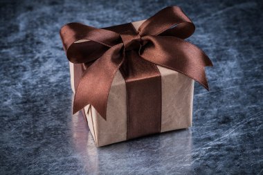 Hediye kutusu çizilmiş Metalik arka plan üzerinde