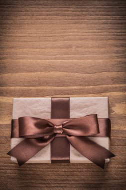 Kahverengi şerit kapsayıcıyla Hediyelik