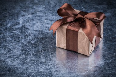 Giftbox çizilmiş Metalik arka plan üzerinde
