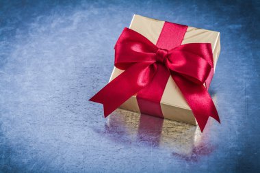 Kırmızı yay ile altın kutusunu Paketli