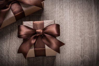 Kahverengi şeritler mevcut kutuları