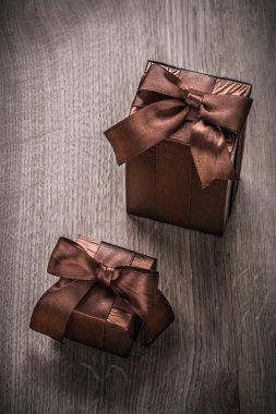 Işıltılı kağıt hediye kutuları