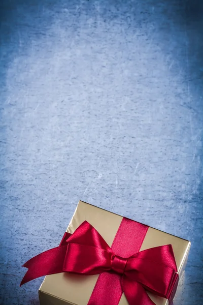 Zabalený dárek s červenou stužku — Stock fotografie
