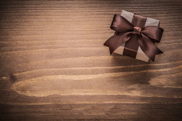 Regalo en caja en tablero de madera vintage —  Fotos de Stock