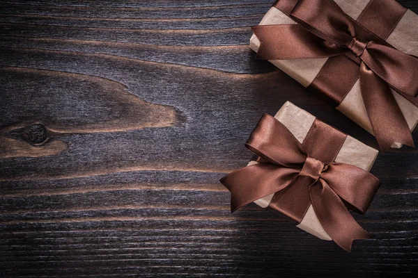 Geschenkboxen mit braunen Bändern — Stockfoto