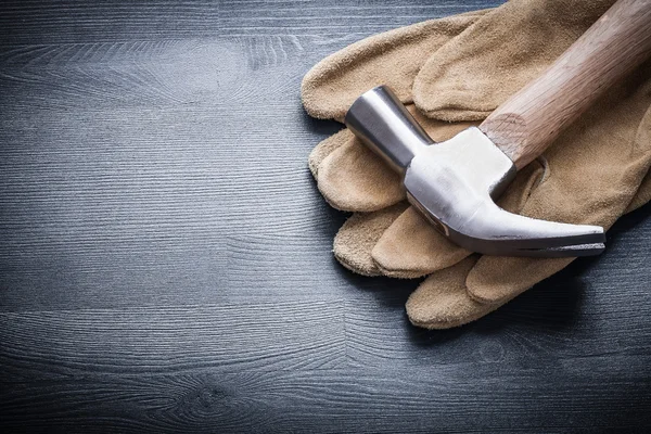 Martillo de garra en guantes de trabajo — Foto de Stock