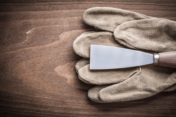 Raspador de pintura y guantes de trabajo — Foto de Stock