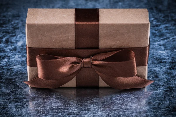 Present box with tied bow — Stock Photo, Image