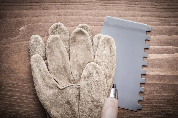 Guantes de trabajo y cuchillo de masilla — Foto de Stock