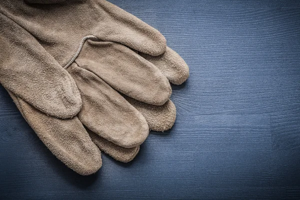 Werkhandschoenen op blauw bord — Stockfoto