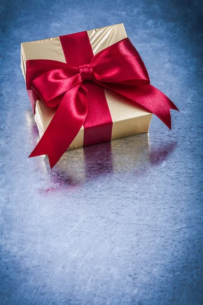 Goldenes Geschenk verpackt — Stockfoto