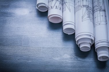 planları mavi tahta üzerinde rulo