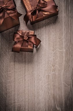 Işıltılı kağıda sarılmış hediye kutuları