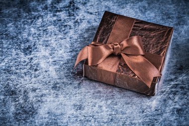 Giftbox ışıltılı gazeteye sarılı