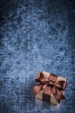 Metalik arka plan mevcut kutusunda Paketli