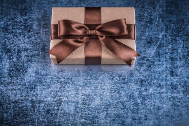 Çizik Metalik arka plan üzerinde mevcut kutusu