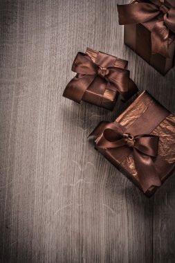 Mevcut kutuları ışıltılı gazeteye sarılı