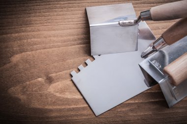 ahşap tahta üzerinde araçları