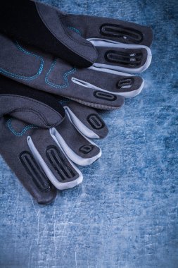 çizik Metalik arka plan üzerinde koruyucu eldivenler