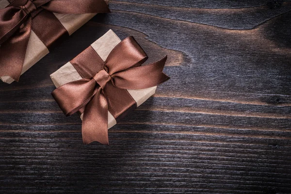 Regalos en caja con cintas marrones — Foto de Stock