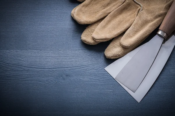 Guantes de trabajo y rascadores de pintura —  Fotos de Stock