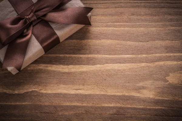 Contenedor de regalo en tablero de madera vintage — Foto de Stock
