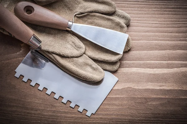 Farbschaber und Spachtelmesser mit Handschuhen — Stockfoto