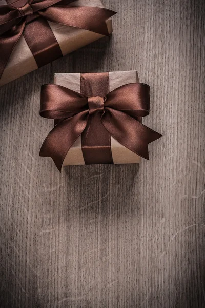 Cajas de regalo con cintas marrones — Foto de Stock