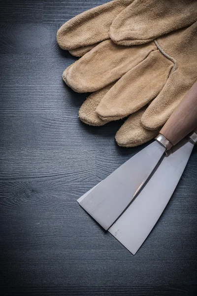 Safety gloves and paint scrapers — Stock Photo, Image