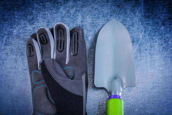 Bahçe küreği ve eldiven