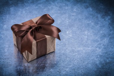 Kahverengi şerit ile sarılmış hediye kutusu